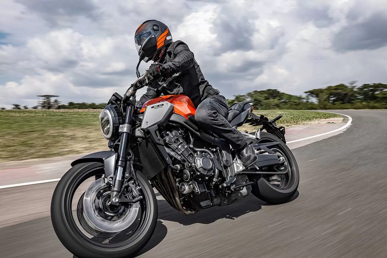 A CB 650R, com sua estética Neo Sports Café, recebeu atualizações visuais notáveis, como a introdução da nova cor Laranja Perolizado, além das já existentes Vermelho Perolizado e Cinza Fosco.