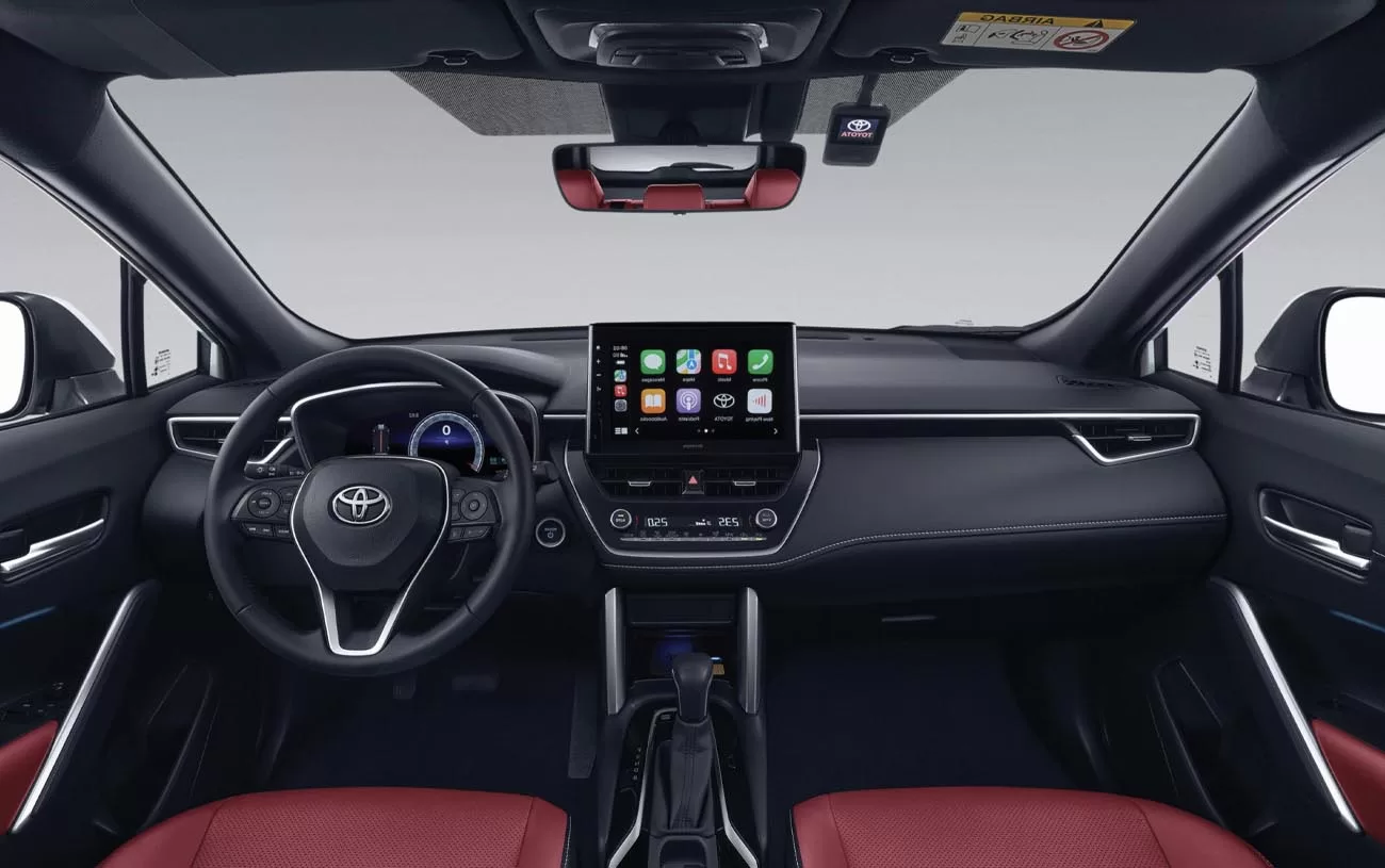 No interior, a tecnologia é evidente com uma nova central multimídia de 10,1 polegadas e suporte para Android Auto e Apple CarPlay sem fio.