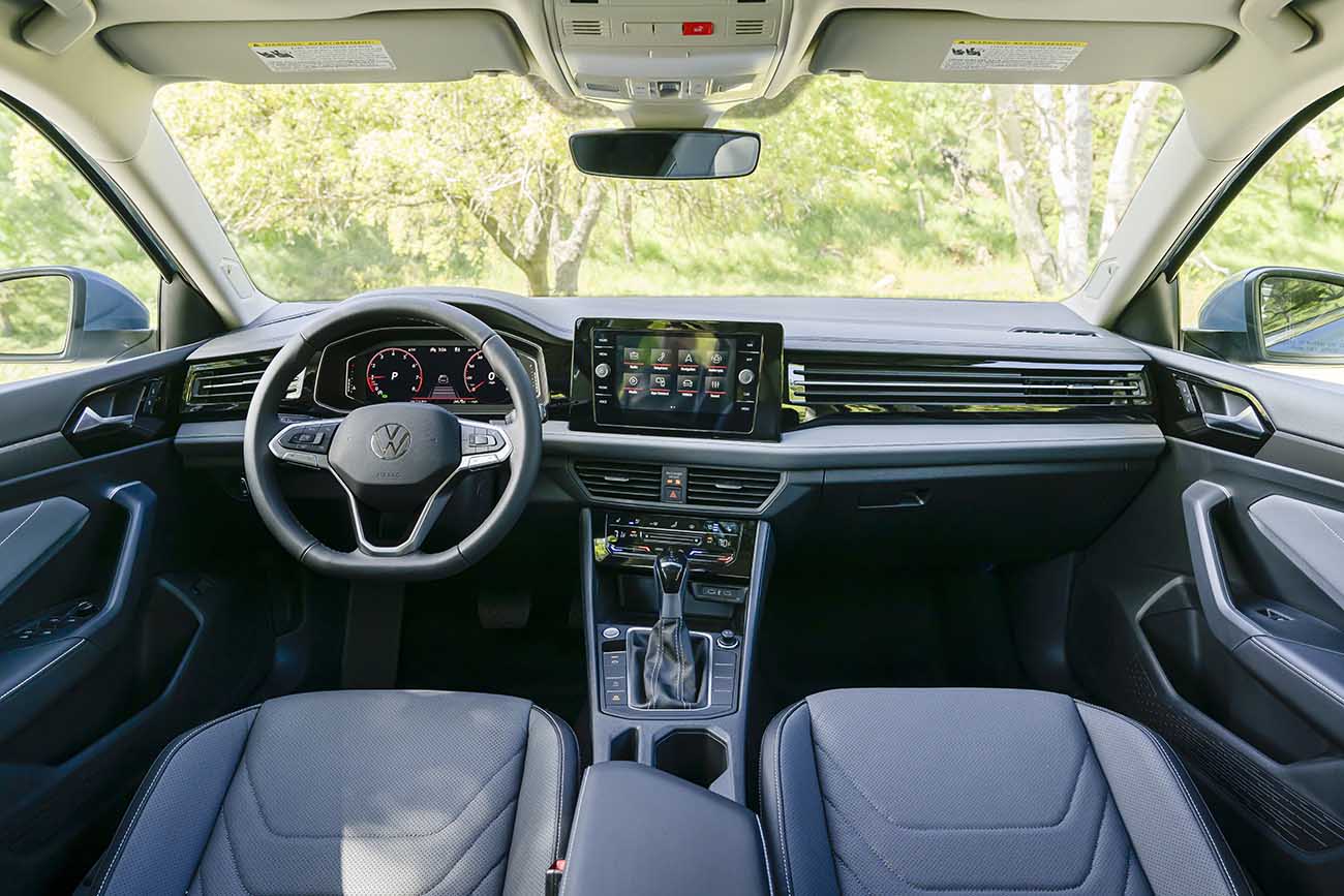 O interior do Jetta GLI 2025 foi atualizado com novas saídas de ar-condicionado e uma central multimídia reposicionada. No Brasil, contará com a VW Play e uma tela de 10,1 polegadas.