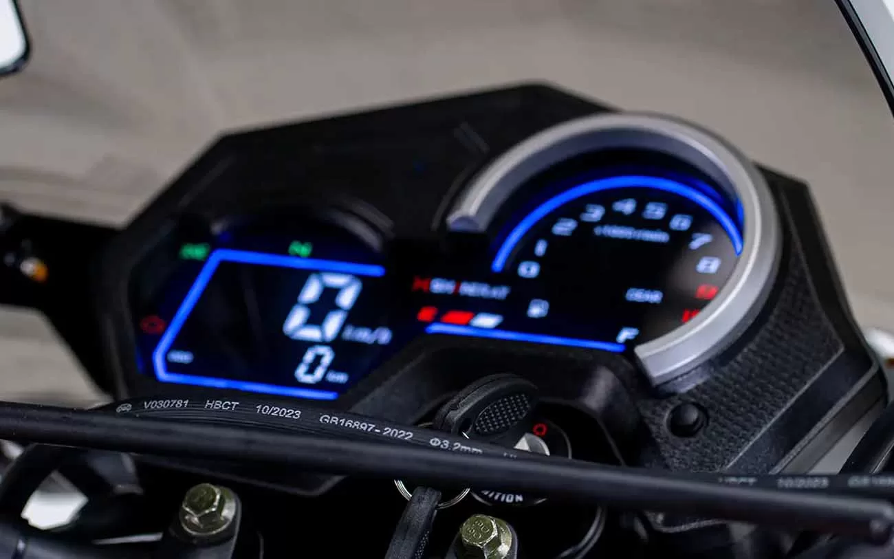 O painel digital da SHI 175s EFI inclui indicadores de combustível, marcha e conta-giros. Possui pisca alerta, lampejador de farol, porta USB e iluminação full LED, aumentando sua funcionalidade.
