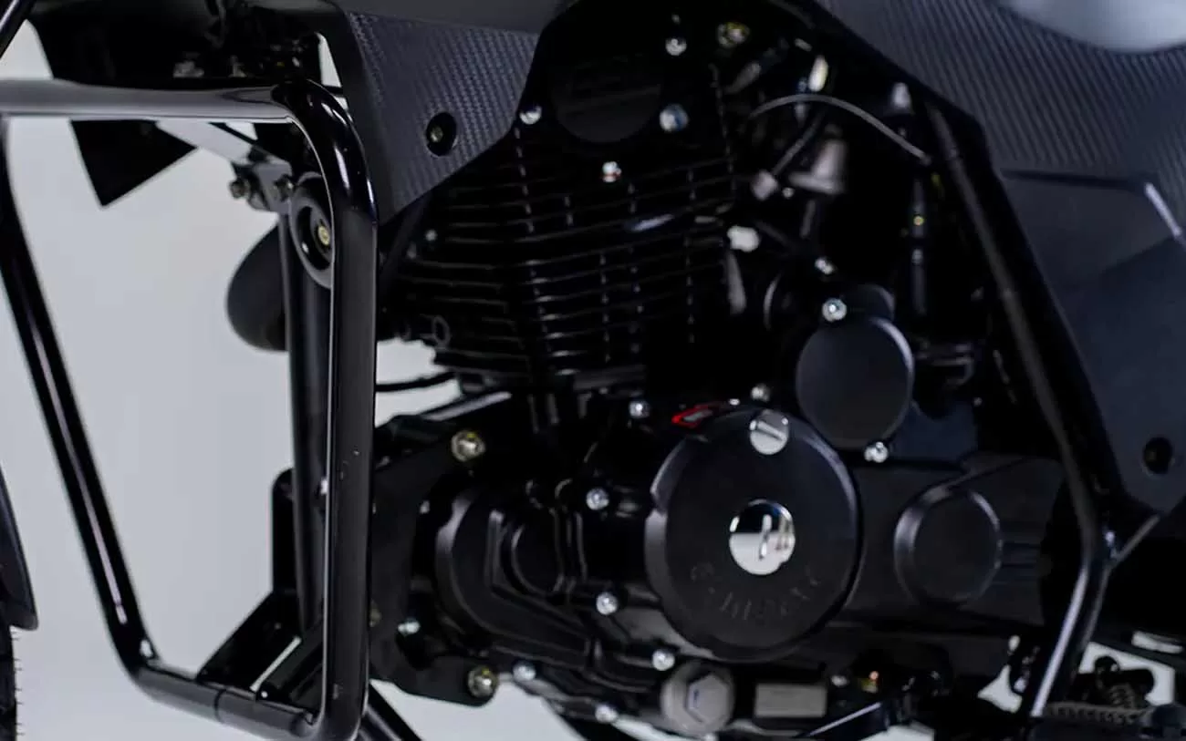 O motor monocilíndrico de 173,6 cc da SHI 175s gera 16,31 cv a 7.500 rpm e torque de 1,8 kgfm a 6.000 rpm. A moto tem embreagem manual de multi discos banhada a óleo e ignição EFI.